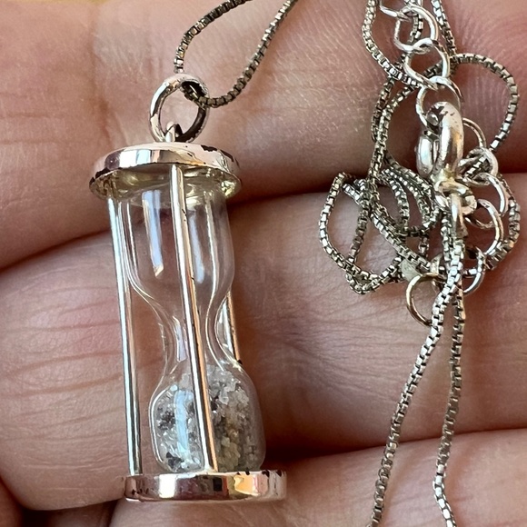VINTAGE HOURGLASS SAND CLOCK PENDANT CHAIN NECKLACE SILVERTONE METAL VERY UNIQUE - Picture 16 of 16